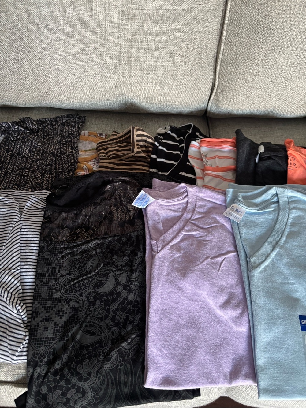 13 pcs Mixed Women's Tops Bundle - Multiple Colors size L/XL - Picture 5 of 6